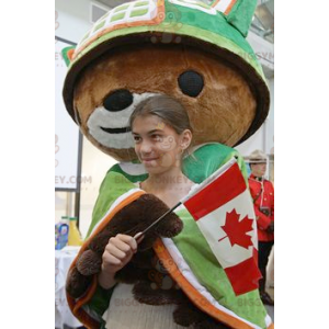 Brown Bear BIGGYMONKEY™ maskottiasu, jossa vihreä viitta ja