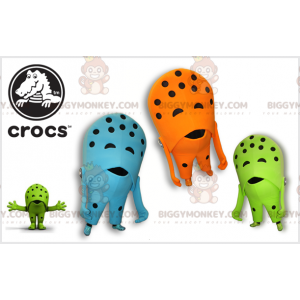 3 zapatos con agujeros de la famosa mascota de Crocs