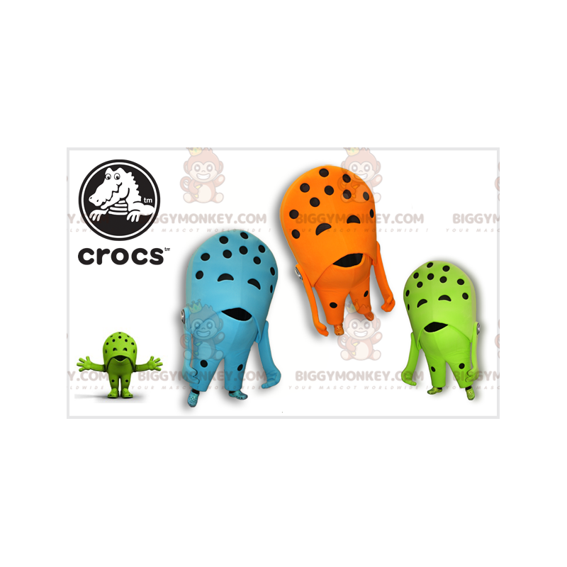 3 zapatos con agujeros de la famosa mascota de Crocs