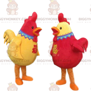 2 rote und gelbe Hahn-Maskottchen von BIGGYMONKEY™, 2 bunte