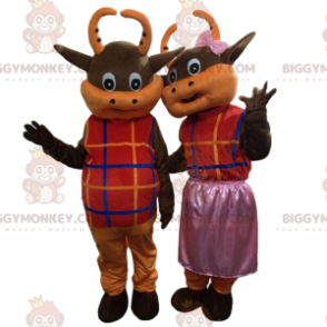  2 mucche marroni e arancioni vestite con abiti colorati - Mascotte di mucca - BIGGYMONKEY_010338 - BiggyMonkey.com