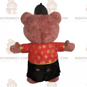 Traje de urso inflável vestido com uma roupa asiática –