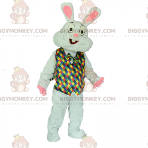 Costume da coniglio con un outfit festoso e colorato -