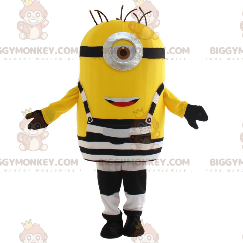 Minions-asu pukeutunut mustavalkoisiin haalareihin -