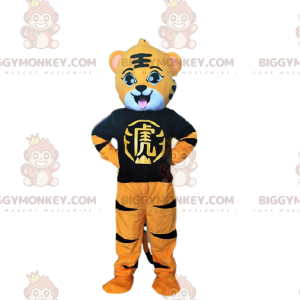 Orange, sort og hvid tigerkostume med sort t-shirt -