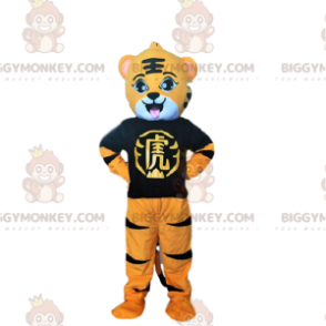 Fato de tigre laranja, preto e branco com uma t-shirt preta –