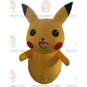 Vermomming van Pikachu, het beroemde gele personage van Pokemon