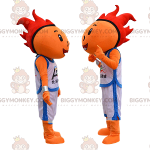 Πορτοκαλί μπασκετμπολίστας με κόκκινα μαλλιά μασκότ