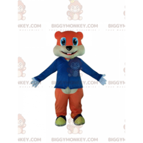 Orangefarbenes Eichhörnchen mit schönen blauen Augen