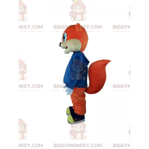 Orangefarbenes Eichhörnchen mit schönen blauen Augen