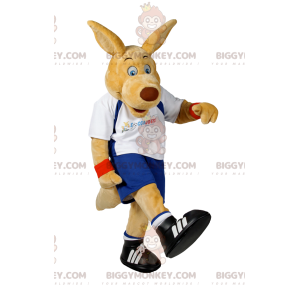 BIGGYMONKEY™ maskotkostume af beige hund i sportstøj.