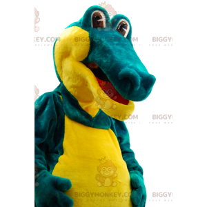 Velmi komický kostým maskota zeleného a žlutého krokodýla