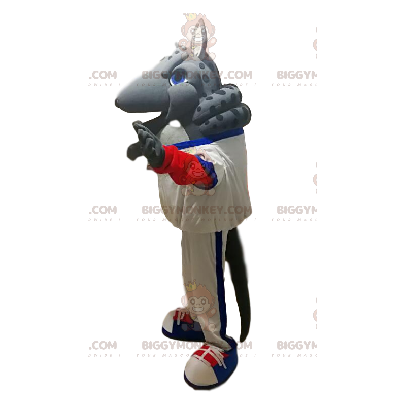 Kostým maskota šedého pásovce BIGGYMONKEY™ s bílým sportovním Kostým maskota šedého pásovce BIGGYMONKEY™ s bílým sportovním