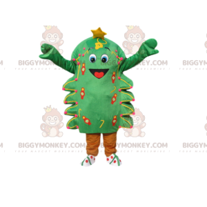 Molto felice piccolo albero verde con il costume della mascotte