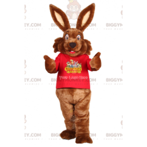 BIGGYMONKEY™ maskotdräkt brun kanin med stora öron och röd t-shirt - Kaninmaskot - BIGGYMONKEY_015981 - BiggyMonkey.com