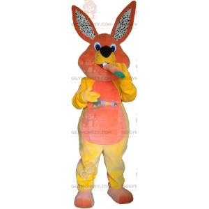 Disfraz de mascota conejo naranja y amarillo con zanahoria