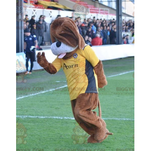 Ruskea koiran BIGGYMONKEY™ maskottiasu keltaisella T-paidalla -