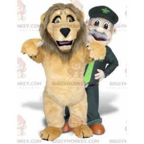 2 mascote do BIGGYMONKEY™, um leão marrom e um tratador –