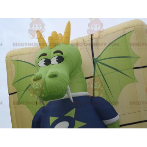 Traje de mascote engraçado e colorido de dragão verde e amarelo
