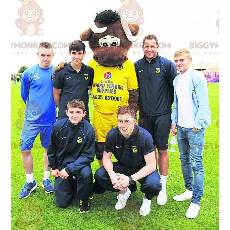 BIGGYMONKEY™ maskotkostume Brun ko i gult sportstøj - BIGGYMONKEY™ maskotkostume Brun ko i gult sportstøj -