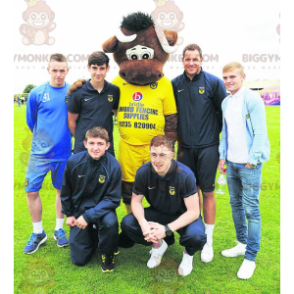 Kostým maskota BIGGYMONKEY™ Hnědá kráva ve žlutém sportovním oblečení - Krávy maskoti - BIGGYMONKEY_02136 - BiggyMonkey.com