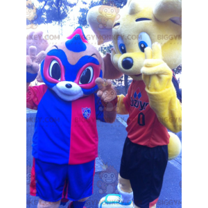 2 BIGGYMONKEY™s maskot: en gul bjørn og et blått og rødt maskert dyr - Bjørn maskot - BIGGYMONKEY_0738 - BiggyMonkey.com